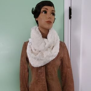 NWT Loft Rosette Faux Fur Infinity Scarf